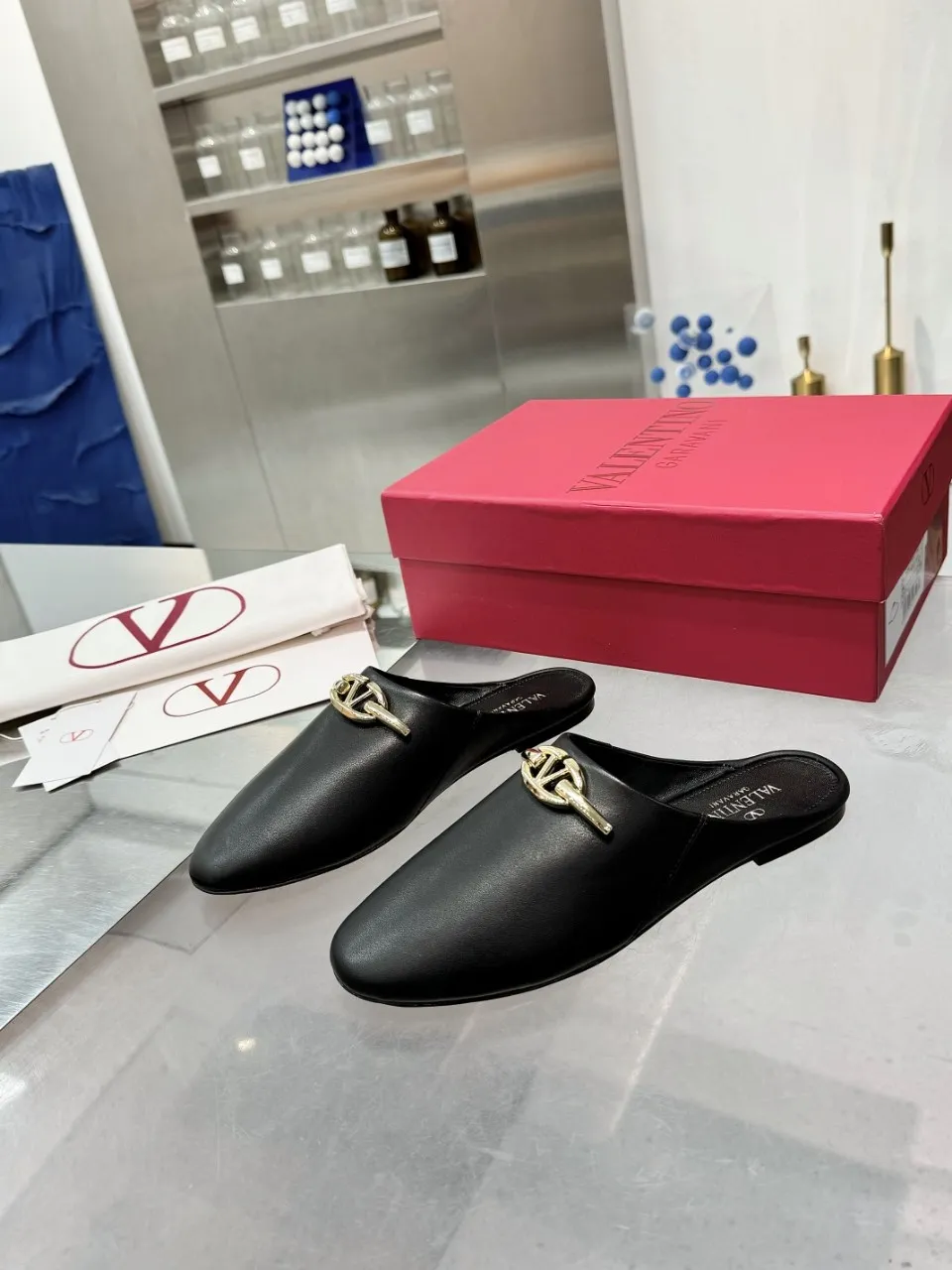 👟👟Ex-factory price 520👟👟 Valentino’s hottest new product in 2025, the new slippers are also easy to wear...😈😈😈 The latest logo buckle Perfectly combined with sexiness❤️‍🔥❤️‍🔥❤️‍🔥❤️‍🔥It is simply the pinnacle of summer fashion💖💖💖💖Original replica Outsole: Italian genuine leather outsole Heel height: Flat heel Size: 35-39 (40 41 42 customization is non-returnable and non-exchangeable)